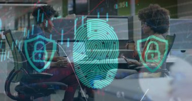 Ofiste tartışan iki farklı kadının parmak izi tarayıcısı ve veri işleme görüntüsü. Siber güvenlik ve iş veri teknolojisi kavramı