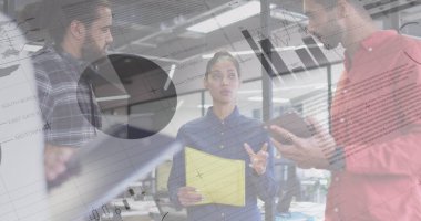 Ofisteki çeşitli iş arkadaşlarının grafikleri ve verileri. İş, finans ve ekonomi kavramı, dijital olarak üretilen imaj.