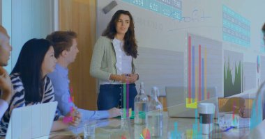 Ofisteki çeşitli iş adamlarıyla ilgili finansal veri işleme resmi. Küresel iş, finans, bağlantılar, hesaplama ve veri işleme kavramı, dijital olarak oluşturulmuş resim.