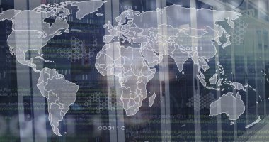 Afro-Amerikan bir adamın görüntüsü, sunucu odasına karşı programlama dili ve harita. Dijital bileşik, çoklu pozlama, küresel, hacker, teknoloji ve ağ sunucu kavramı.