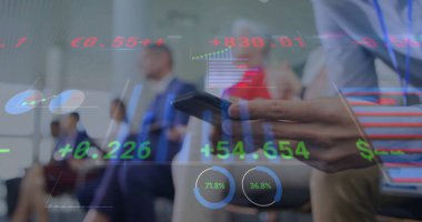 Beyaz iş adamının akıllı telefon kullanarak finansal veri işleme görüntüsü. Küresel iş, ağlar, bağlantılar, hesaplama ve veri işleme kavramı, dijital olarak oluşturulmuş resim.