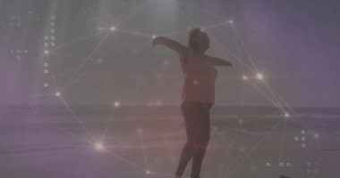Sahildeki Afrikalı Amerikalı kadın üzerindeki bağlantı ağı görüntüsü. Küresel spor ve dijital arayüz kavramı, dijital olarak oluşturulmuş görüntü.