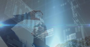 Elinde su olan Afro-Amerikan bir adamın veri işleme görüntüsü. Küresel spor ve dijital arayüz kavramı, dijital olarak oluşturulmuş görüntü.