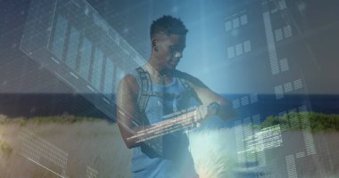 Afro-Amerikan bir adamın akıllı bakışlarıyla veri işleme görüntüsü. Küresel spor ve dijital arayüz kavramı, dijital olarak oluşturulmuş görüntü.