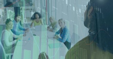 Ofisteki çeşitli iş adamlarının veri işleme görüntüsü. Küresel iş ve dijital arayüz kavramı, dijital olarak oluşturulmuş görüntü.