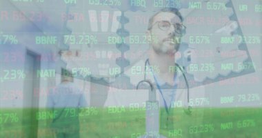 Hastane koridorunda yürüyen beyaz erkek doktorun borsada veri işleme görüntüsü. Küresel ekonomi ve tıbbi sağlık teknolojisi kavramı