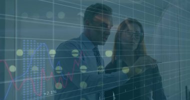 Çeşitli işadamları ve iş kadınlarının cam levha üzerinde tartıştıkları veri işleme görüntüsü. İş veri teknolojisi kavramı