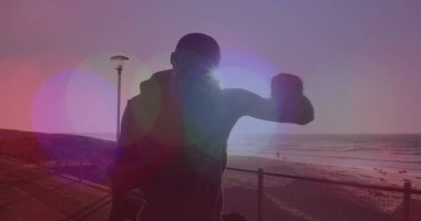 Sahilde koşan ve yumruk atan Afro-Amerikan bir adam. sağlık ve zindelik kavramı, dijital olarak üretilen görüntü.