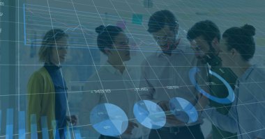 Çeşitli iş arkadaşlarıyla ilgili mali grafik işlemleri. finansman, iş, dijital olarak oluşturulan resim.