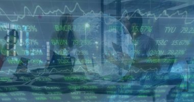 Çeşitli erkek ve kadın meslektaşların tartıştığı borsa veri işleme görüntüsü. Küresel ekonomi ve iş teknolojisi kavramı