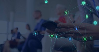 Akıllı fonon.global ağ konsepti dijital kompozitini kullanan bir adamın elleri üzerinde yüzen simgelerle bağlantı ağı resmi.