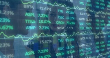 İşletme yöneticileri ofiste bir toplantı sırasında tartışıyorlar.. 