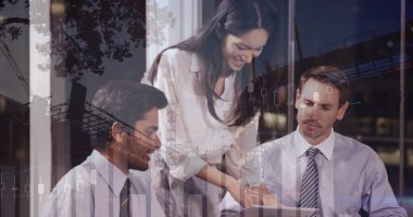 Ofisteki çeşitli iş adamları üzerinde finansal veri işleme ve şehir manzarası. küresel iş, veri işleme ve dijital arayüz kavramı, dijital olarak oluşturulmuş resim.