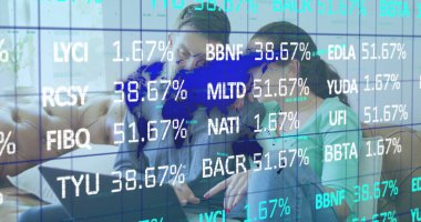 Kafkasyalı çiftin dizüstü bilgisayarla veri işleme görüntüsü. Küresel iş ve dijital arayüz kavramı, dijital olarak oluşturulmuş görüntü.