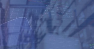 Şehirdeki modern bina üzerinde hareket eden birden fazla grafik ve ticaret panosunun görüntüsü. Dijital bileşik, bilgi, iş, rapor, borsa, finans, yatırım, mimari ve kentsel.