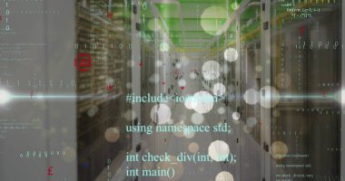 Bilgisayar sunucu odasına karşı veri işleme, semboller, beyaz noktalar ve ışık izleri. Bilgisayar arayüzü ve iş veri depolama teknolojisi kavramı