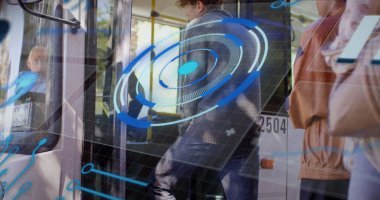 Otobüsteki farklı insanların tarama ve veri işleme görüntüsü. Küresel iş, veri işleme ve dijital arayüz kavramı, dijital olarak oluşturulmuş resim.