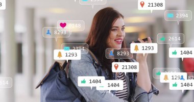 Sosyal medya simgeleri ve telefon sahibi beyaz bir kadın üzerindeki numaralar. Küresel sosyal medya, dijital arayüz ve veri işleme konsepti, dijital olarak oluşturulmuş resim.