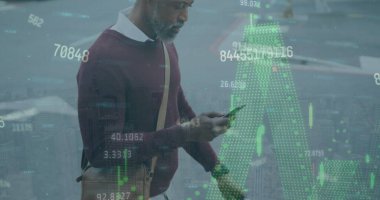 Akıllı telefon kullanan Afro-Amerikan bir adamın veri işleme görüntüsü. Küresel bağlantılar, hesaplama, dijital arayüz ve veri işleme kavramı, dijital olarak oluşturulmuş resim.