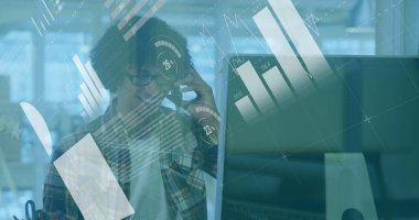 Çift ırklı iş adamının veri işleme görüntüsü. Küresel siber güvenlik, hesaplama, dijital arayüz ve veri işleme kavramı, dijital olarak oluşturulmuş görüntü.