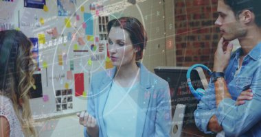 Telefon kulaklığı takan iş adamlarının imajı ve simgeleri. Küresel iş dünyası küresel veri işleme bağlantıları teknoloji ve dijital arayüz konsepti, dijital olarak oluşturulmuş görüntü.