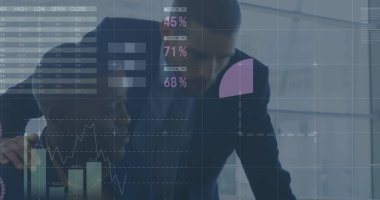 İki farklı iş adamının finansal veri işleme görüntüsü. küresel iş, finans, veri işleme ve dijital arayüz kavramı, dijital olarak oluşturulmuş görüntü.