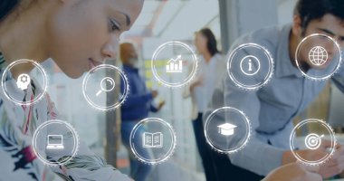 Ofiste çalışan çift ırklı kadınlara karşı çoklu dijital simgeler. Bilgisayar arayüzü ve iş teknolojisi kavramı