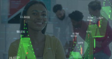 Ofisteki çeşitli kişilerle ilgili finansal veri işleme resmi. Küresel hesaplama, dijital arayüz ve veri işleme kavramı, dijital olarak oluşturulmuş resim.