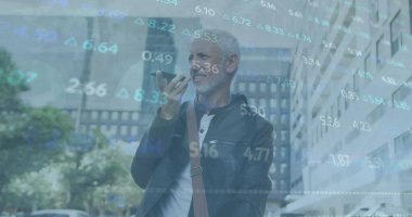 Akıllı telefon kullanan beyaz bir adamın veri işleme görüntüsü. Küresel bağlantılar, hesaplama, dijital arayüz ve veri işleme kavramı, dijital olarak oluşturulmuş resim.