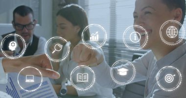 Çift ırklı bir kadının erkek bir meslektaşı yumruklamasına karşı birden fazla dijital simge. Bilgisayar arayüzü ve iş teknolojisi kavramı