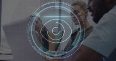 Siber güvenlik metni ve göz ikonu görüntüsü. Toplantıda çeşitli meslektaşların strateji planlaması üzerine. Bileşik, koruma, gizlilik, veri, araştırma, teknoloji, iş dünyası, dizüstü bilgisayar, takım çalışması, ofis.