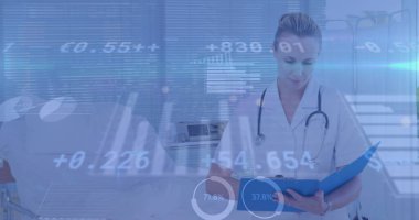 Kafkas kadın doktorların not almasından kaynaklanan finansal veriler. sağlık, tıp mesleği, finans ve ekonomi konsepti, dijital olarak üretilen imaj.