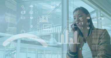 Çift ırklı iş kadınının veri işleme görüntüsü. Küresel siber güvenlik, hesaplama, dijital arayüz ve veri işleme kavramı, dijital olarak oluşturulmuş görüntü.