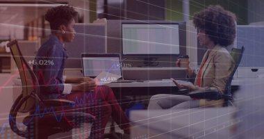 Ofiste tartışan iki farklı kadın hakkında istatistiksel veri işleme resmi. Bilgisayar arayüzü ve iş veri teknolojisi kavramı