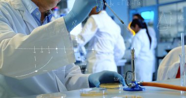 Matematiksel denklemlerin görüntüsü laboratuvardaki çeşitli bilim adamları grubuna göre. küresel bilim ve dijital arayüz kavramı, dijital olarak oluşturulmuş görüntü.