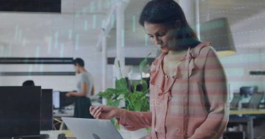 Ofisteki çeşitli iş adamlarıyla ilgili finansal veri işleme resmi. Küresel finansman, iş ve dijital arayüz kavramı, dijital olarak oluşturulmuş görüntü.