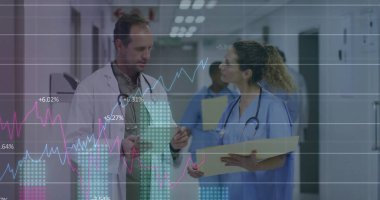 Grafiklerin görüntüsü, beyaz bir doktorun hasta raporlarını tartışması. Dijital bileşik, çoklu pozlama, iş, büyüme, takım çalışması ve tıbbi konsept.