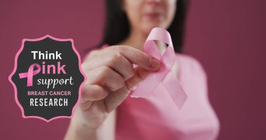 Pembe kurdeleli beyaz bir kadın için pembe göğüs kanseri araştırma metni. Göğüs kanseri farkındalığı konsepti, dijital olarak üretilen görüntü.