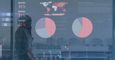 Akıllı telefon kullanan iki ırklı iş kadınının mali veri işleme görüntüsü. küresel iş, finans, veri işleme ve dijital arayüz kavramı, dijital olarak oluşturulmuş görüntü.