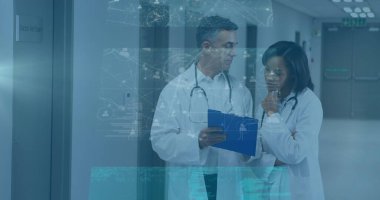 Çeşitli kadın ve erkek doktorların konuştuğu ekranlardaki veri işleme görüntüsü. ekonomi, finans, sağlık ve tıp konsepti, dijital olarak üretilen imaj.