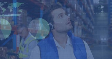 Depoda dijital tablet kullanan beyaz erkek müdürün resmi. Dijital bileşim, iş dünyası, rapor, grafik, bilgi, kulaklık, nakliye, dağıtım, teknoloji.