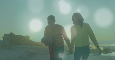 Plajdaki beyaz bir çiftin üzerindeki ışık lekeleri. Tatiller ve dijital arayüz kavramı, dijital olarak oluşturulmuş resim.