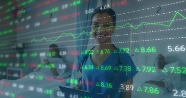 Finansal veriler, notlar alan mutlu melez kadın doktorların görüntüsü. sağlık, tıp mesleği, finans ve ekonomi konsepti, dijital olarak üretilen imaj.