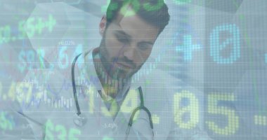 Kafkas erkek doktorun not tutması üzerine finansal veriler. sağlık, tıp mesleği, finans ve ekonomi konsepti, dijital olarak üretilen imaj.