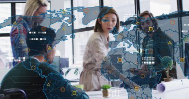 Toplantıda farklı iş adamlarının veri işleme görüntüsü. Küresel iş ve dijital arayüz kavramı, dijital olarak oluşturulmuş görüntü.