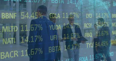 İş adamları üzerinde istatistik ve veri işleme görüntüsü. küresel bağlantılar, iş ve finans kavramı, dijital olarak oluşturulmuş görüntü.