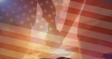 Amerika Birleşik Devletleri bayrağı, el ele tutuşan çiftin üzerinde. Amerikan vatanseverliği ve bağımsızlık kavramı, dijital olarak üretilen imaj.