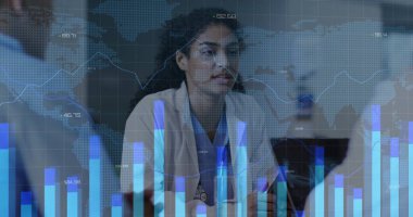 Grafiklerin görüntüsü, değişen numaralar ve farklı doktorların hasta raporlarını tartışması. Dijital bileşik, çoklu pozlama, iş, takım çalışması, büyüme, küresel, tıbbi ve sağlık konsepti.