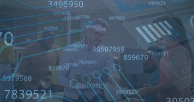 Ofiste toplanan çeşitli iş adamlarının veri işleme görüntüsü. Küresel iş, finans ve dijital arayüz kavramı, dijital olarak oluşturulmuş görüntü.