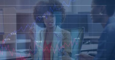 Ofisteki çeşitli kişilerle ilgili finansal veri işleme resmi. Küresel hesaplama, dijital arayüz ve veri işleme kavramı, dijital olarak oluşturulmuş resim.